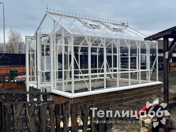 Когда стандарт превращается в стиль: теплица Botanik Standard с двумя распашными дверями.